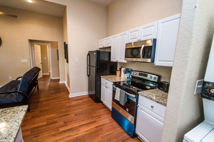 One Bedroom Apartment Near Downtown With Sleeper photo 3