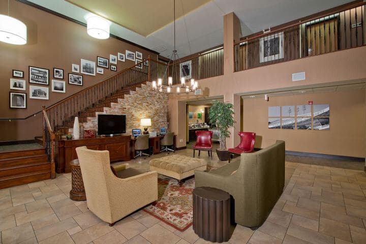 Russell Inn & Suites photo 4