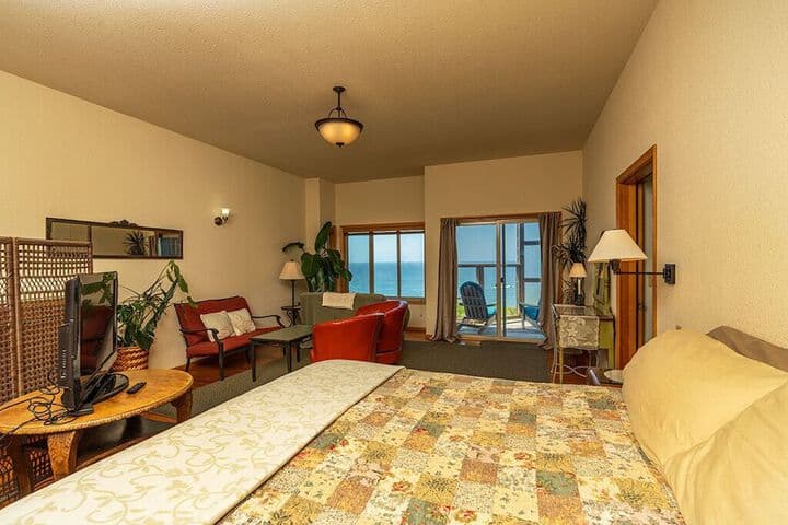 Turtle Rocks Oceanfront Inn photo 2