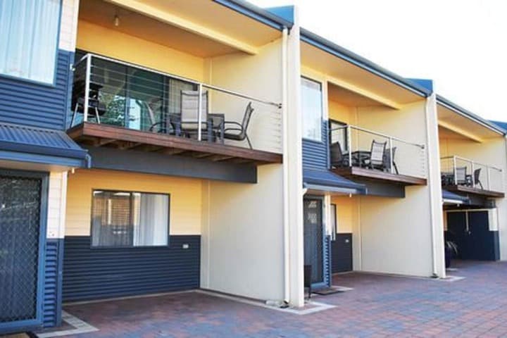 Driftwood Apartments photo 2