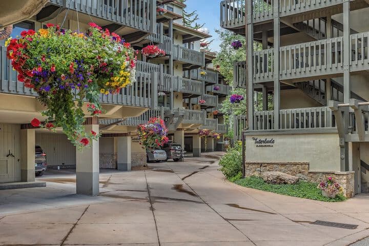 Laurelwood Condominiums photo 2