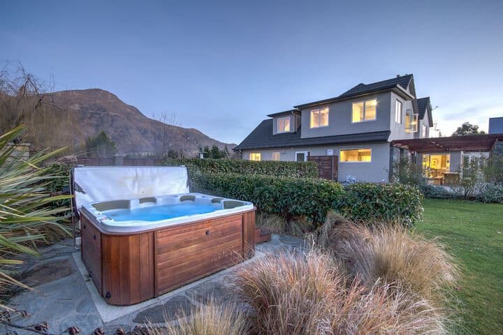 Lake Hayes destination view
