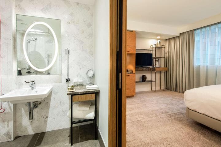 Lincoln Plaza London Curio Collection by Hilton photo 3