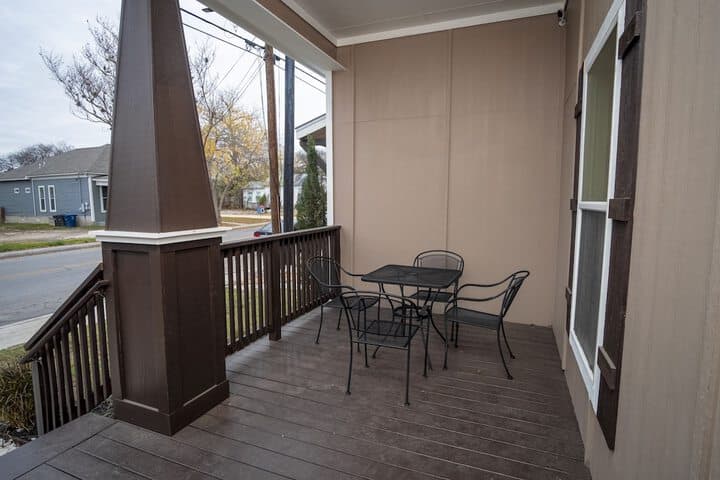 Brand NEW Large Impressive House Near Downtown! photo 2