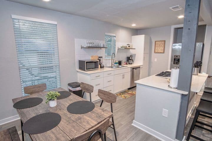 Stylish 4 Br / 2ba Renovated Home Near Downtown photo 3