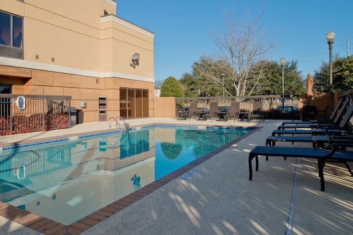 Russell Inn & Suites photo 2