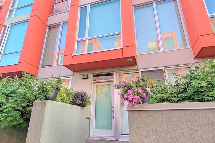 Monki Di Executive Suites GLAS Luxury Inner City Home 3 min to Downtown w Private Rooftop Patio Fireplace photo 2
