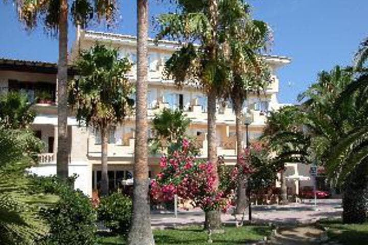 Lemar Apartments photo 2