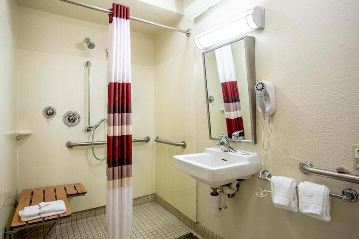 Red Roof Inn PLUS+ Chicago Northbrook / Deerfield photo 4