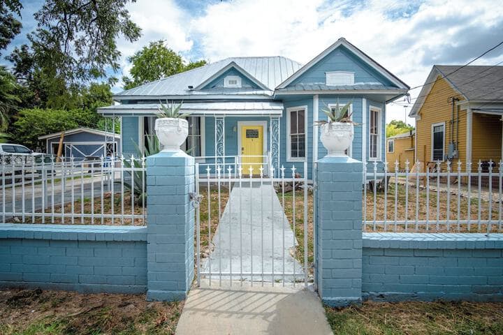Stunning 2br / 1ba Historic Pad Few Steps Downtown photo 2