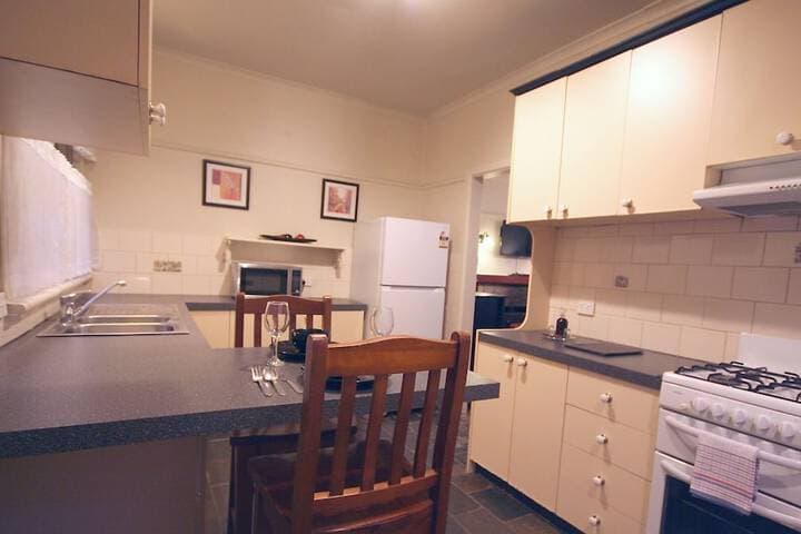 Tudor Cottages Mt. Dandenong photo 3