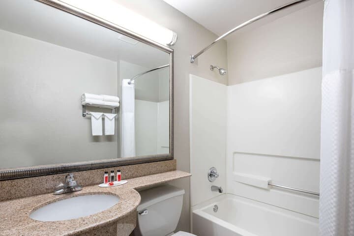 Microtel Inn & Suites by Wyndham Atlanta / Buckhead Area photo 4