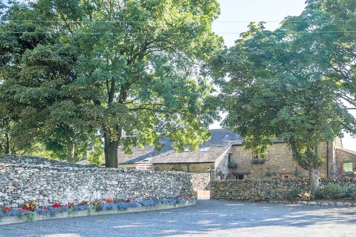 The Wayside&Whisky Barn photo 1