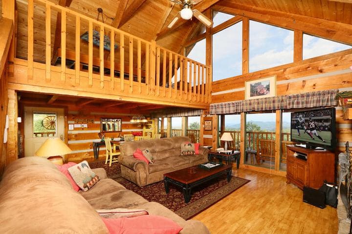 A Walk in the Clouds Two Bedroom Cabin photo 4