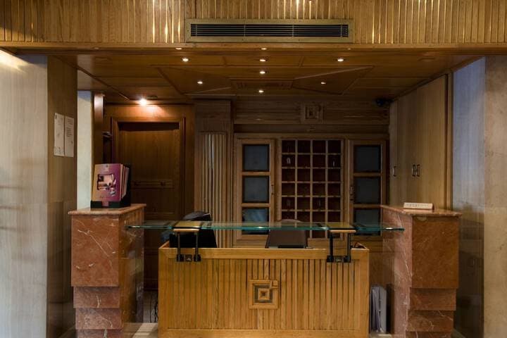 White House Apartments photo 1