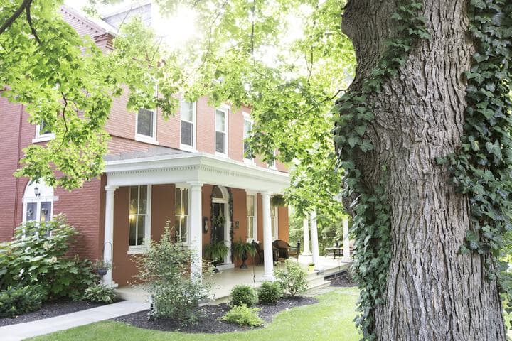 The Hollinger House photo 5