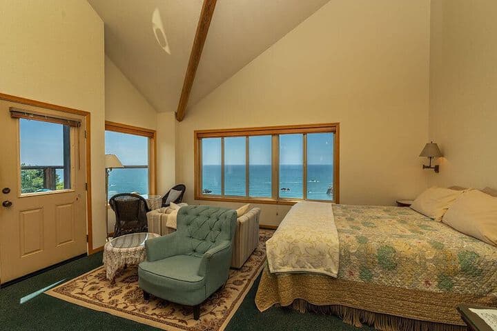 Turtle Rocks Oceanfront Inn photo 5