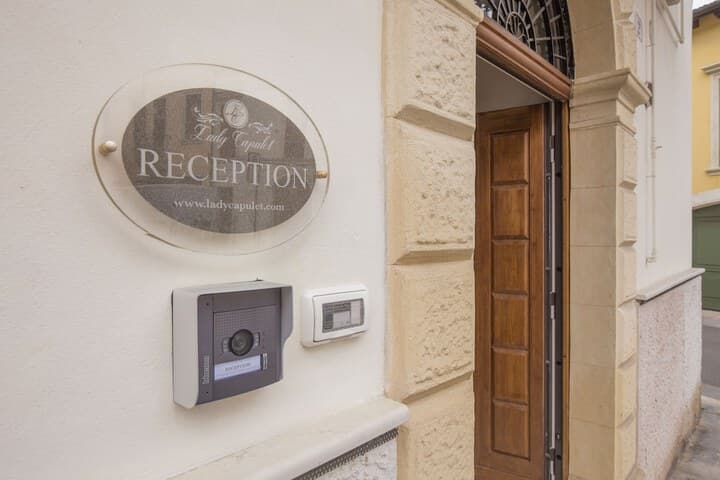 Lady Capulet Apartments photo 2