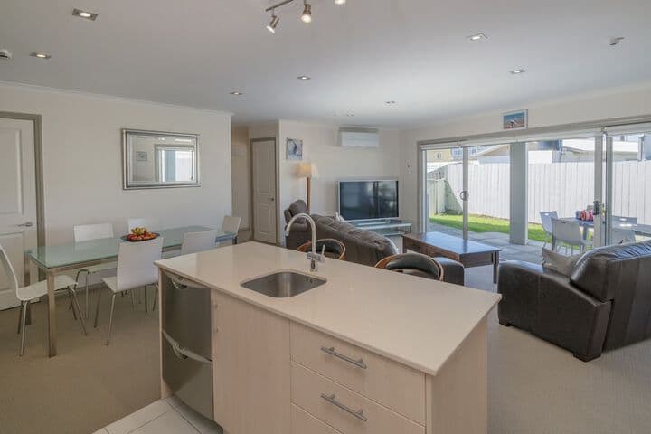 Crowsnest Apartments photo 3