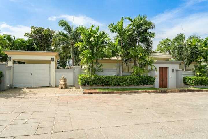 Luxury Pool Villa SRV photo 4