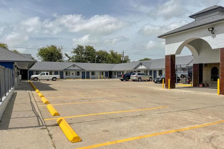 Deluxe Inn & Suites photo 5