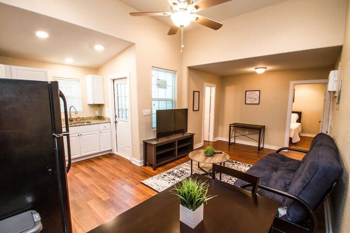 One Bedroom Apartment Near Downtown With Sleeper photo 5