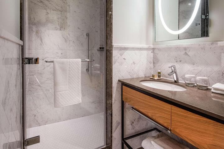 Lincoln Plaza London Curio Collection by Hilton photo 2