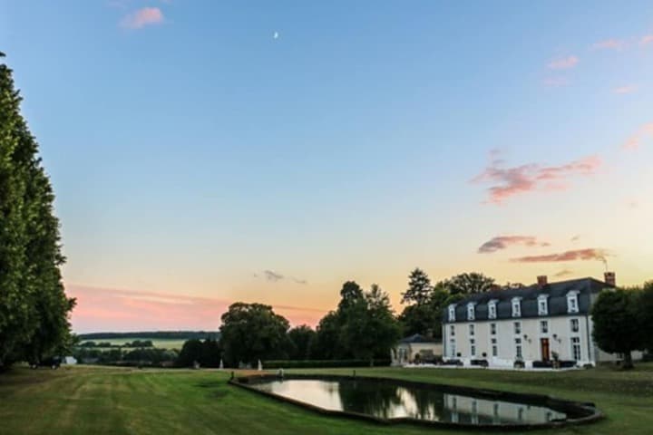 Fresneaux-Montchevreuil destination view