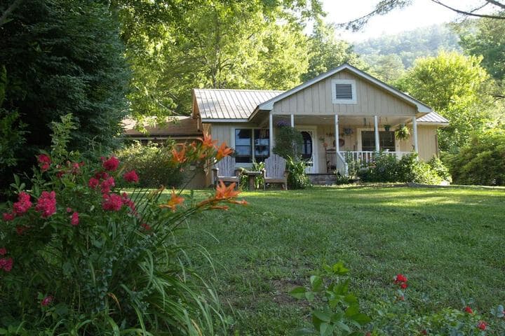Henson Cove Place B&B with Cabin photo 2