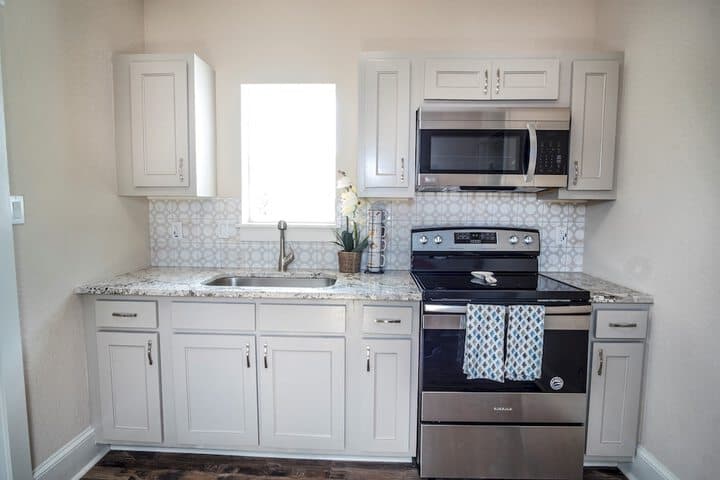 Brand NEW Large Impressive House Near Downtown! photo 4