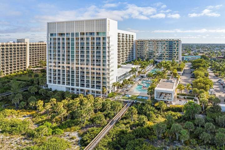 Marriotts Crystal Shores photo 5