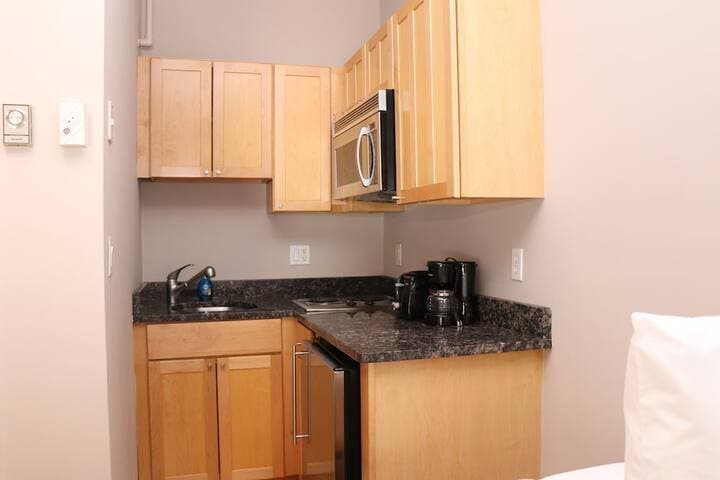 Maverick Suites at 402 Columbus Ave photo 2