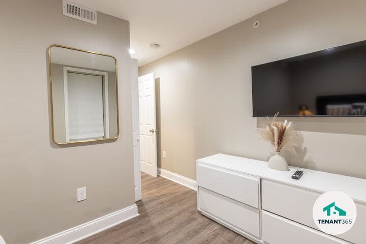 Baltimores Best Home Away From Home 2 Bedroom Apts by Redawning photo 5
