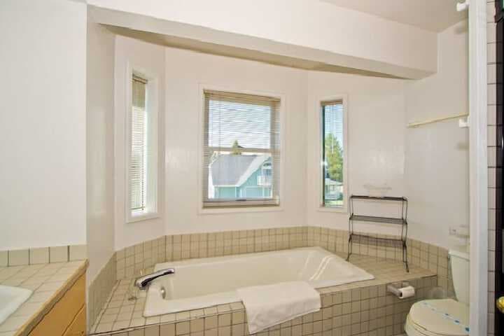 2136 Venice Dr. photo 4
