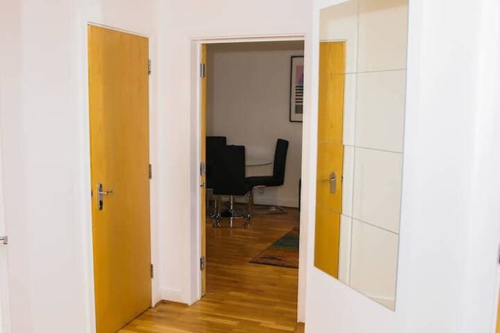 Modern 2 Bedroom Apartment photo 2