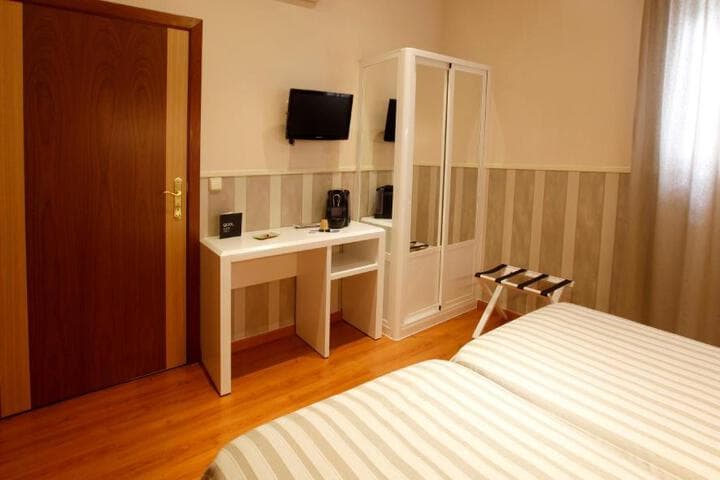 Hostal Paris photo 2