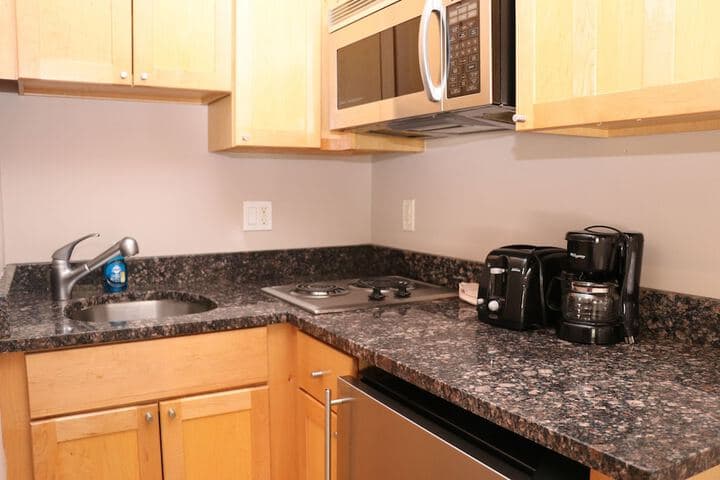 Maverick Suites at 402 Columbus Ave photo 3
