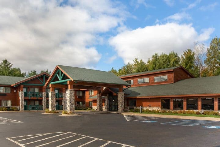 Cobblestone Hotels & Suites – Ladysmith photo 2