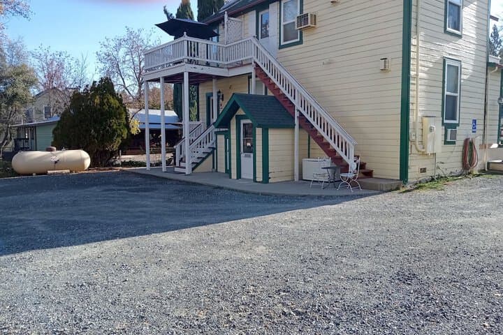 All Seasons Groveland Inn photo 2