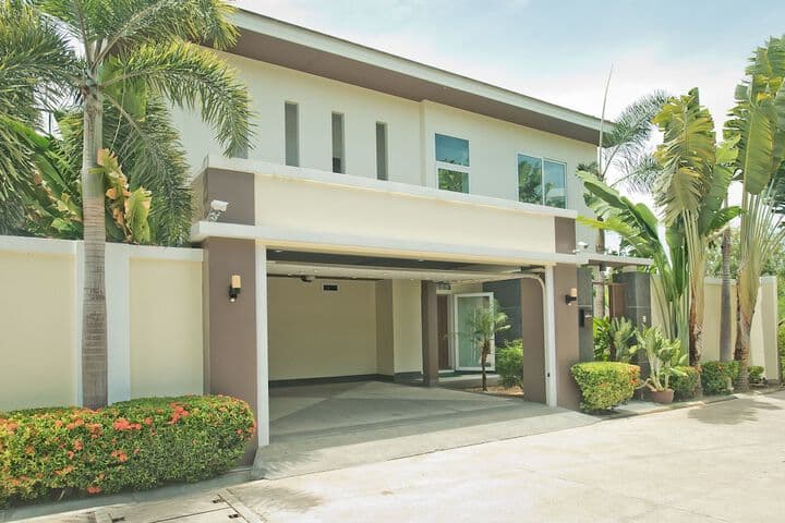 Tropicana Pool Villa photo 3