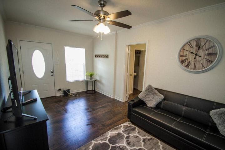 Hays St. Cozy Remodeled 2BR / 2BA house sleeps 8 photo 3