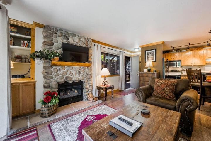Red Pine Condominiums photo 2