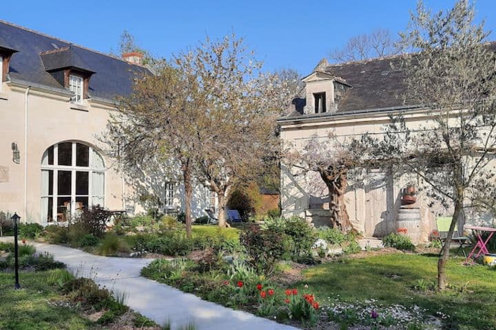 Savigny-en-Veron destination view