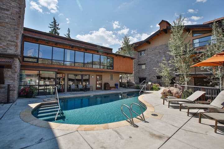 The Crestwood Condominiums photo 5