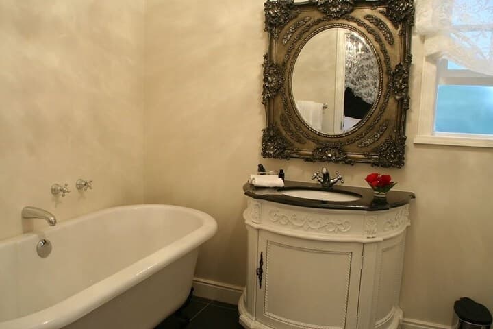 La Riviera Guesthouse photo 5