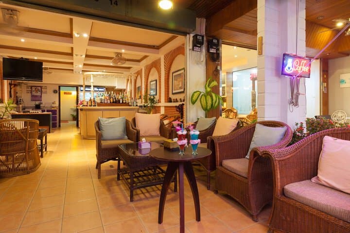 Karon Sunshine Guesthouse & Bar photo 3