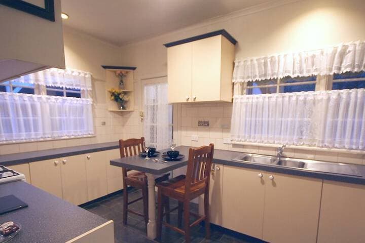 Tudor Cottages Mt. Dandenong photo 4