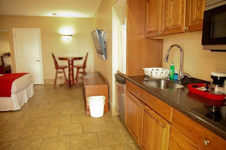 Lake Grassy Inn & Suites photo 5
