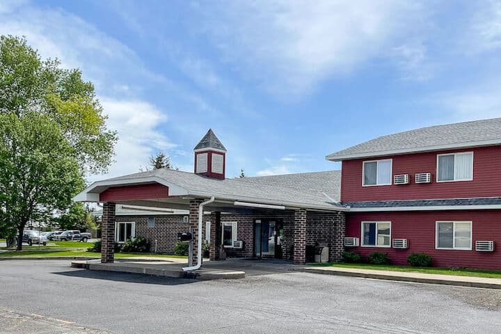 Hudson Inn & Suites photo 2