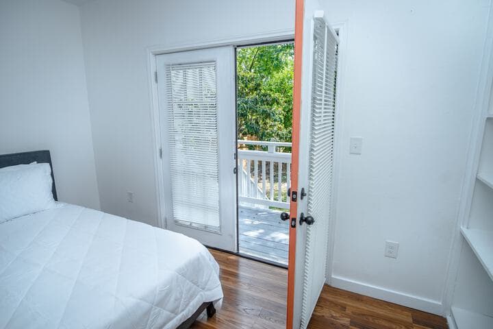Downtown Remodeled Cozy 2br / 1ba Home Sleeps 8 photo 2